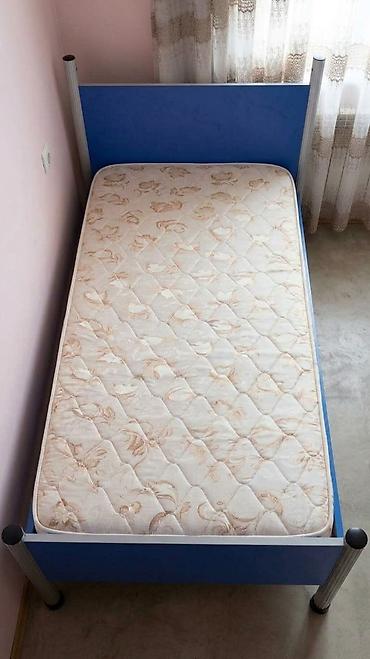 Tək nəfərlik çarpayı, matras ilə birlikdə. Mavi rəngli korpus və