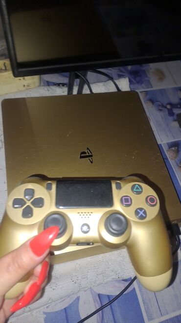 plestesen: Qızılı rəngdə olan Sony PlayStation 4 oyun konsolu. Kompakt və yığcam