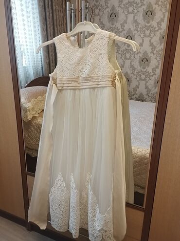 Cinslər və şalvarlar: Ağ krem rəngli qız uşağı paltarı. - Model: uzun, ətəyi tüllü və aşağı