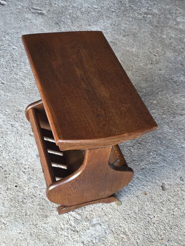 Stilski klub stolovi: Drveni pomoćni stočić sa držačem za novine/časopise - Materijal — 1
