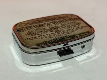 Qapılar və aksessuarlar: “Witch’s Powders” dərmanlar üçün metal qutu - Material: xrom rəngli