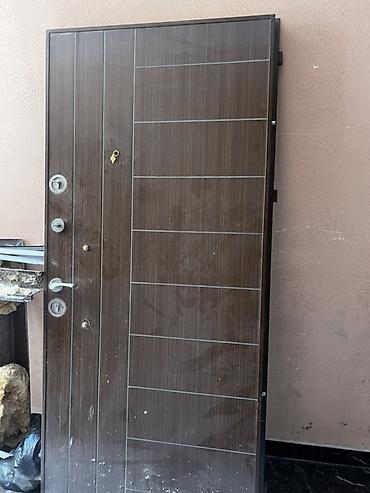 Dəmir giriş qapısı - Material: möhkəm metal karkas, taxta teksturalı