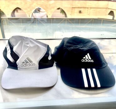 Кепки: Две бейсболки Adidas, подходящие для занятий спортом и активного