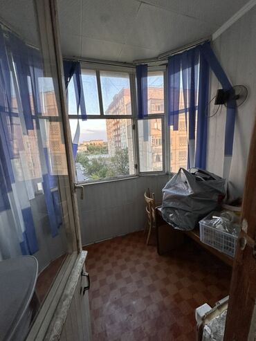 срочная продажа квартир в бишкеке: 3 бөлмө, 63 кв. м, 105-серия, 8 кабат, Эски ремонт