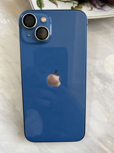 купить бэушный айфон 11: IPhone 13, Колдонулган, 128 ГБ, Көк, Кулакчындар, Заряддоочу түзүлүш, Коргоочу айнек, 100 %