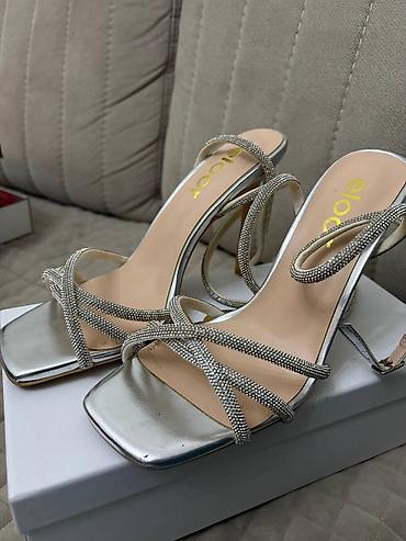 das sekilleri: Qadınlar üçün zərif gümüşü rəngli hündürdaban sandal. Model açıq — 1