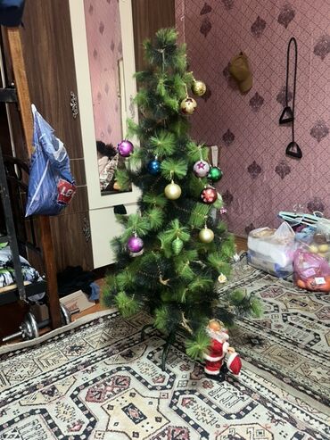 ailə ağacı: Yeni il ağacı və bəzəklər dəsti - Təxminən 1,5–1,8 m hündürlüyündə