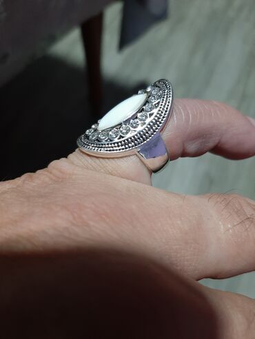Prsten u boji srebra velicine 18 m.m jako lep prsten sa belim kamenom