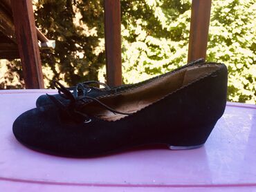 gaziste za decu: Prodajem ocuvane vintage kozne cipele za devojcice. Crne boje, udobne