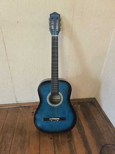 gitara sim: Melody klassik gitara – mavi rəngli, 6 simli akustik model. Bir simi — 1