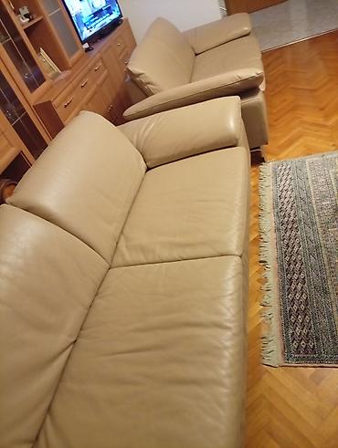 Sofe i kaučevi: Kožna dvosede/sofa – bež/peščana boja . DVA TROSEDA — 7