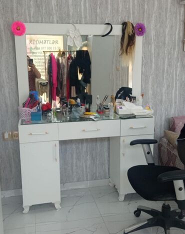 güzgülü salon: Стол для макияжа