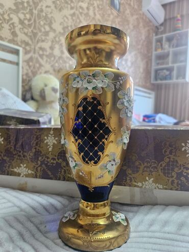 Digər dəstlər və servizlər: Zər ifa incəsənəti üslubunda dekorativ şüşə dəst - Tərkib: 1 ədəd iri — 16