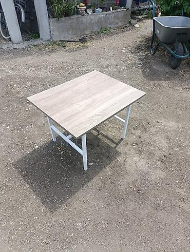 Desks and tables: Moderni mali sto – drvena ploča i metalna baza - Kvadratna/ravna — 3