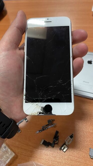 Digər ehtiyat hissələri: İPhone 6 telefonları üçün ehtiyat hissələri dəsti. Dəstdə İphone 6 — 7