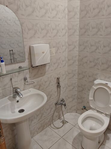 Ofislər: Elmlər metrosunun yaxınlığında yerləşən 160 kv.m sahəsi olan 6 otaqlı — 16