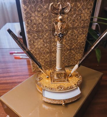 ламинированная фанера бишкек цена in Кыргызстан | ФАНЕРА: Продается оригинальная настольная подставка с ручками "мәңгілік ел"
