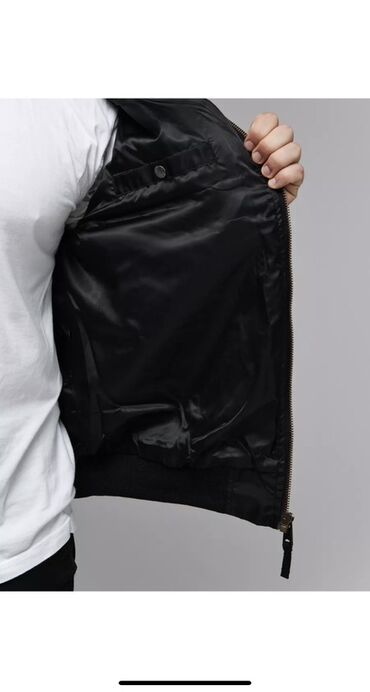 Куртки: Мужская бомбер-куртка, цвет хаки. Основные особенности: - Материал — 13