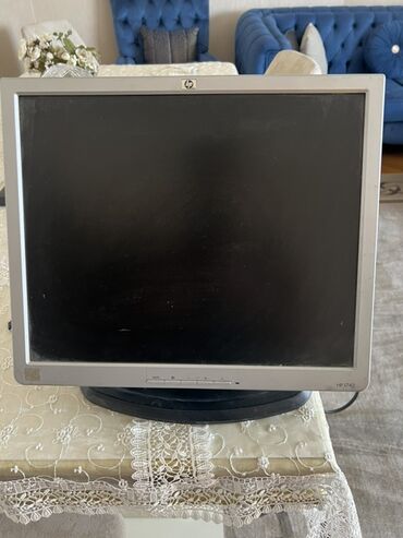 monitor almaq: HP şirkətindən olan gümüşü rəngli monitor. Ofisdə və ya evdə istifadə