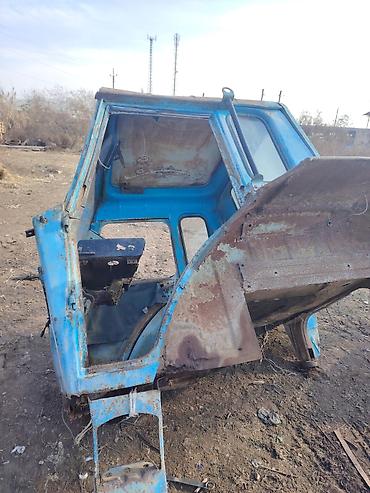 Digər kuzov detalları: Məhsul: Traktor kabini (köhnə model, mavi rəng) Təsvir: - Universal — 2