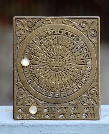 Ostali antikviteti: Antikni Veliki Večiti Mesingani Kalendar Bog Sunca Sedef dug. Vintage — 2