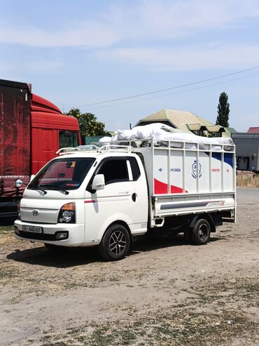 взять в аренду кровать для лежачих больных: Белый грузовик Hyundai Porter с бортовым кузовом. Подходит для