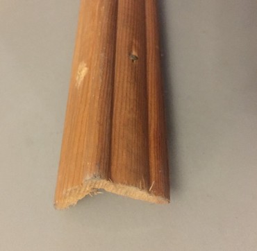 мм 8: Уголок внешний, деревянный, фигурный, сечение 2.8 см х 2.8 см