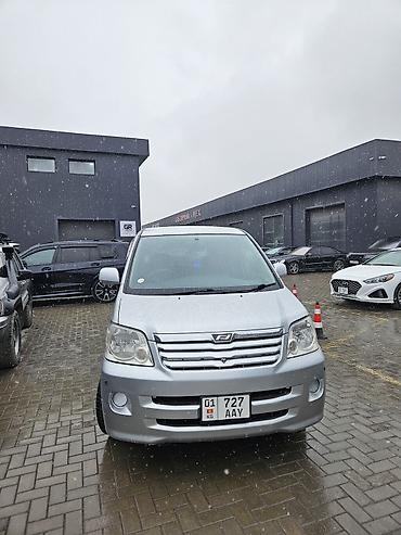 Toyota: Toyota Noah: 2003 г., 2 л, Автомат, Бензин, Минивэн — 3