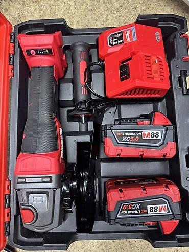 bra: Аккумуляторная угловая шлифмашина Milwaukee M88 FSAG125XB Болгарка — 4