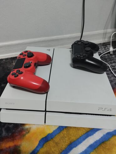 PS4 (Sony PlayStation 4): Игровая консоль Sony PlayStation 4 белого цвета. В комплекте идут два