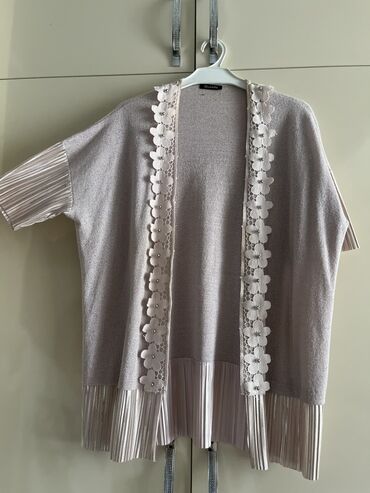 yun jaket: Açıq rəngli kardigan, nazik toxunuşlu parçadan hazırlanıb. Dizaynında