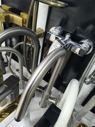 ванна на ножках: Mətbəx və hamam üçün qarışdırıcı kranlar və duş batareyaları dəsti. -