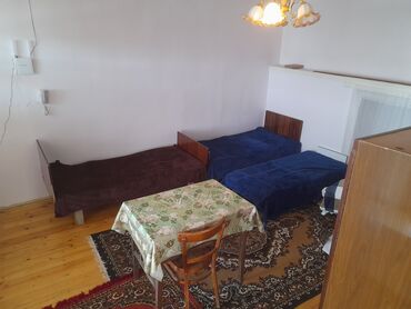 6 ci mikrorayon 1 kv luq verirəm: Şəkidə kirayə ev.Şəhərin mərkəzində.Tələbə xanımlar üçün.Adam başı 80