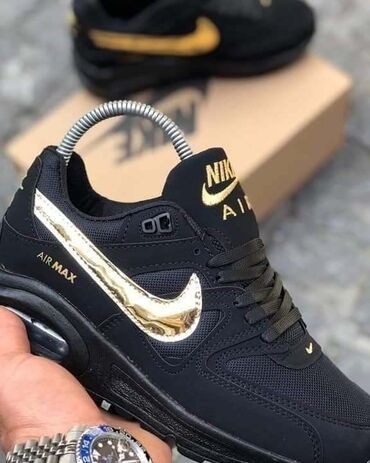 patike 37: Nike patike, crne sa zlatnim detaljima.
40 
cena 2899 din