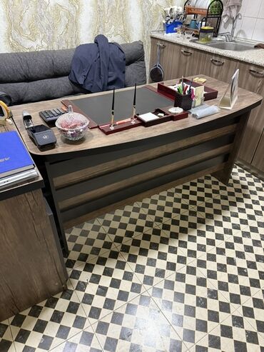 реставрация на мебели: Ofis masası və tumbası satılır Təmiz, işlənmiş, heç bir qırığı və