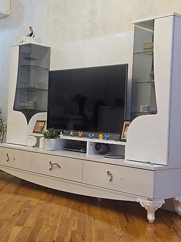 TV stendi - Ümumi dizayn: Klassik-modern üslubda ağ rəng, dekorativ