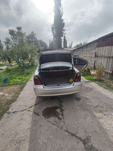 Другие автомобили: Серебристый седан Toyota Premio. Автомобиль оснащен четырьмя дверями — 16