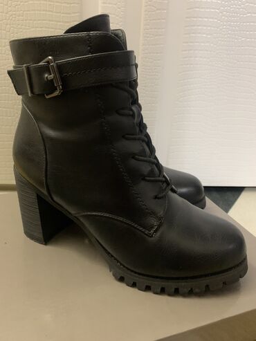 обувь женские бу: Ботинки и ботильоны 37, цвет - Черный