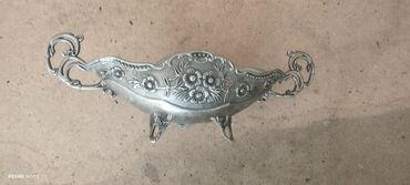 dibçek qabları: Metaldan dekorativ qab – iki tutacaqlı, ayaqlı, floral relyef naxışlı lalafo.az -da dibçek qabları: Metaldan dekorativ qab – iki tutacaqlı, ayaqlı, floral relyef naxışlı