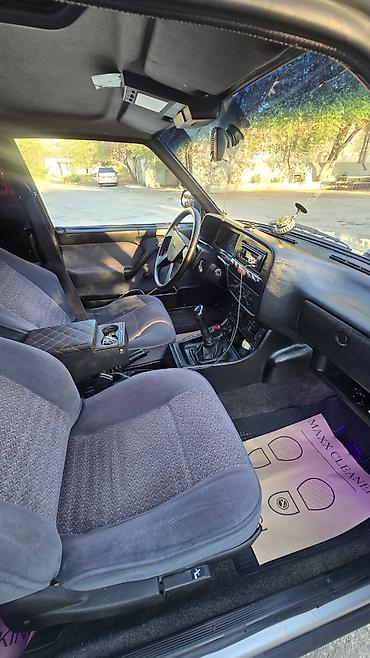 Digər avtomobillər: Model: Sedan, 4 qapı Rəng: Açıq gümüşü (iki tonlu panellərlə) — 8