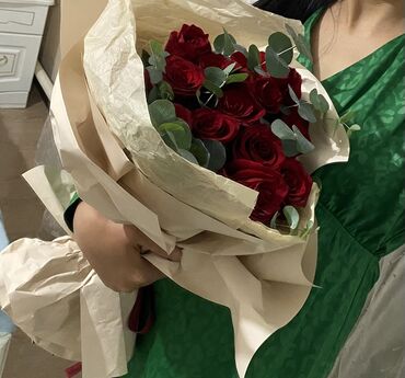 кыргызские национальные одежды для детей: Букет состоит из красных роз с добавлением зелени эвкалипта