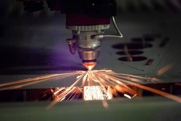 u profil: Lazer kəsim maşını metala yüksək dəqiqliklə forma vermək üçün istifadə