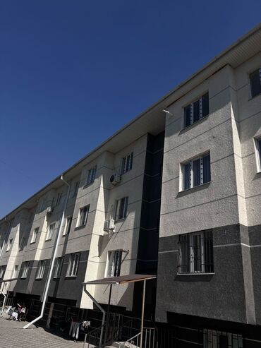 срочно продаётся 1 комнатная квартира в районе ошского рынка по улице кенсуйская: 3 бөлмө, 65 кв. м, Жеке план, 3 кабат, ПСО (өзү оңдоп түзөтүп бүтүү үчүн)