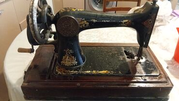 Qədim tikiş maşınları: Antik mexaniki tikiş maşını – əl çarxlı - Klassik döküm gövdə, qara — 7