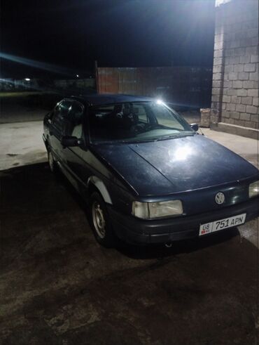 Volkswagen: Volkswagen Passat: 1988 г., 1.8 л, Механика, Бензин, Седан