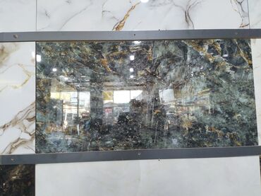 kafel metlax topdan satis: Qara və qızılı damarları olan, cilalanmış səthli, böyük ölçülü keramik
