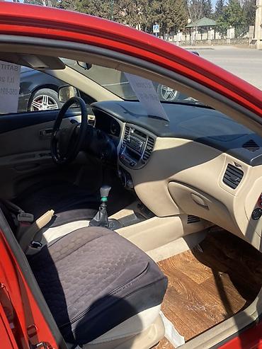 kia rio satışı: Kia Rio hatchback (qırmızı rəng), 5 qapı, AZ dövlət nömrə nişanı — 4