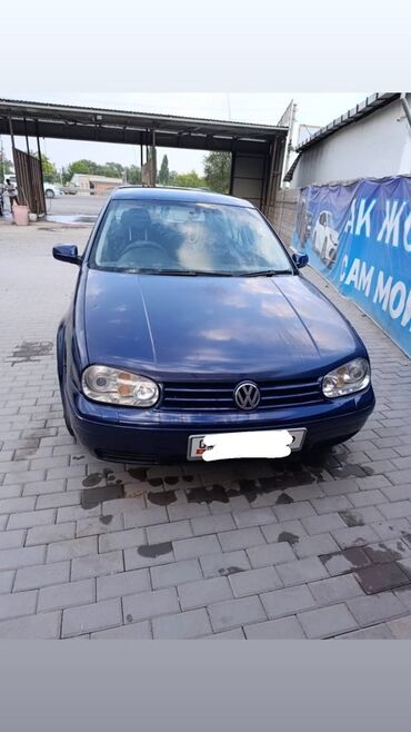 машина каракол голф: Автомобиль Volkswagen Golf, представленный в синем цвете, относится к