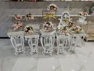 Xonça: Ağ rəngdə, zərif oyma naxışlarla bəzədilmiş, üzəri şüşə ilə örtülü