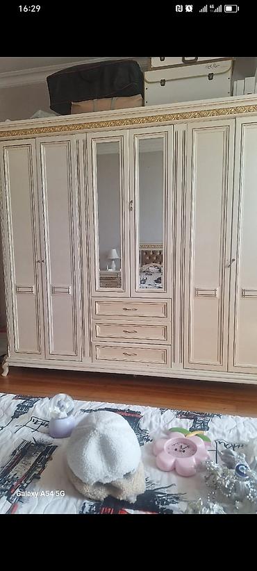 dekor vitrin: Klassik stil qonaq otağı mebel dəsti - Rəng: ağ krem tonlarında — 10
